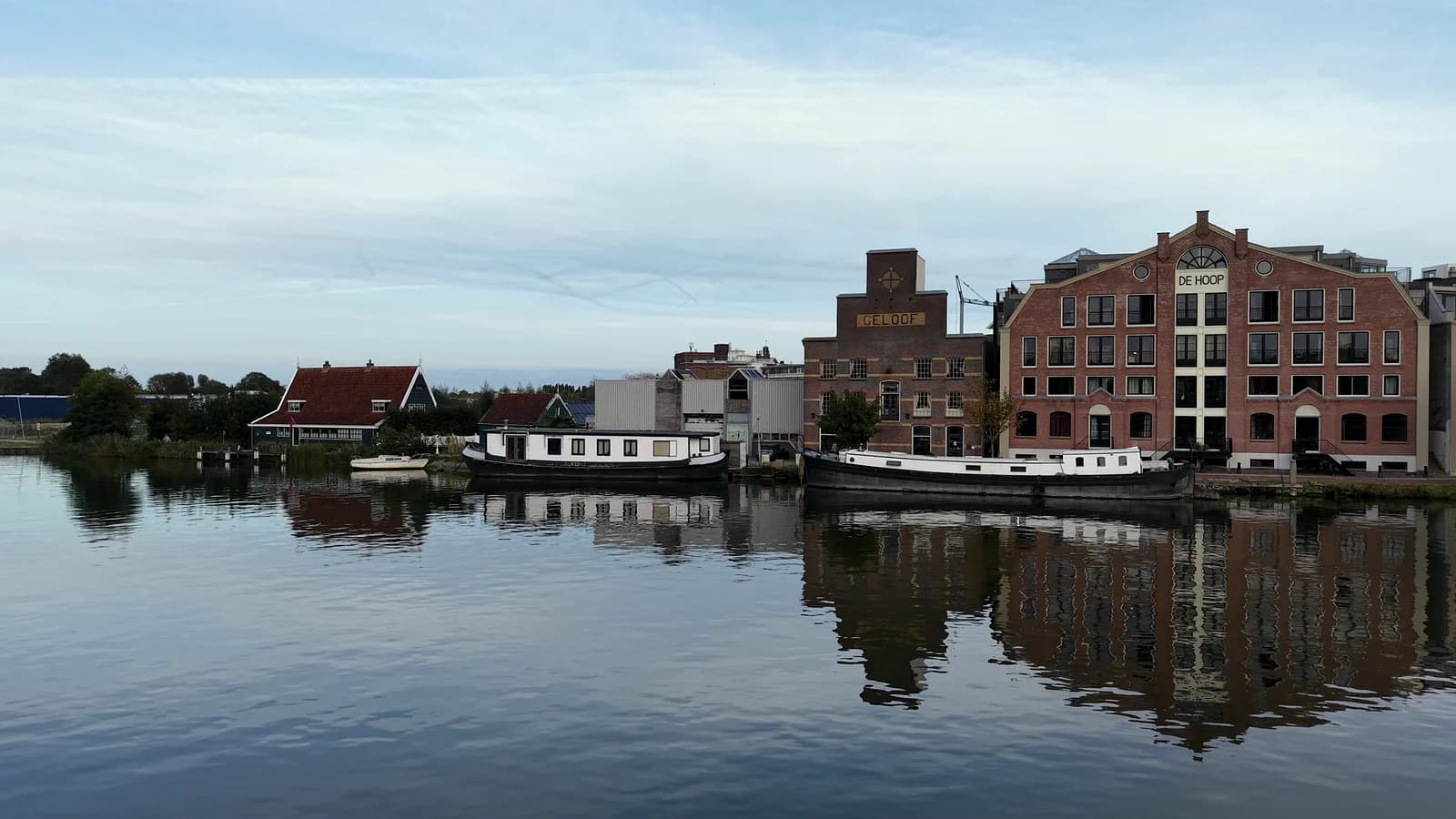 Dronebeeld van de Zaan en de bebouwing aan het waterfront in Wormerveer